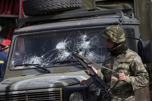 (УЗНЕМИРУЈУЋИ СНИМЦИ) Ситуација на граници између Грчке и Турске драматична: На ДЕЦУ бацили сузавац, мигрант упуцан у врат и боре се да га спасу?